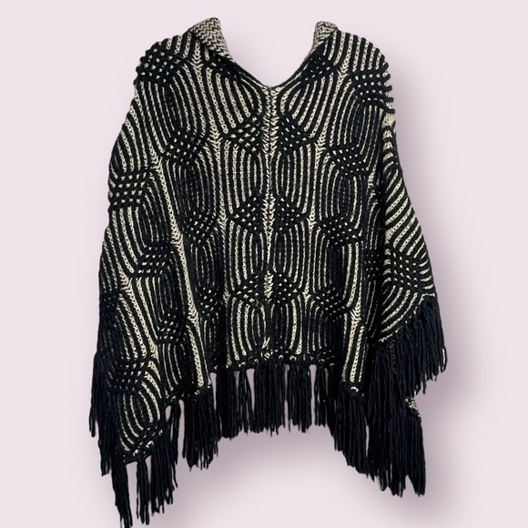 lovestitch Sweaters - THICK Knitted Black and White Poncho
